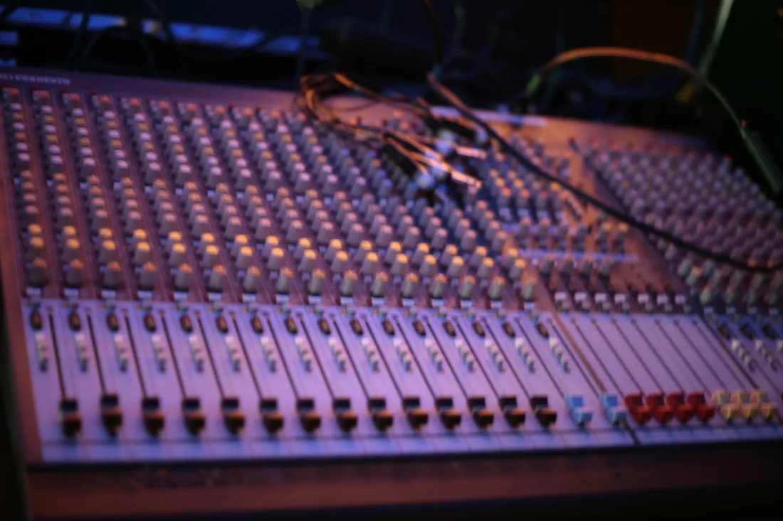 Mixing desk with cables