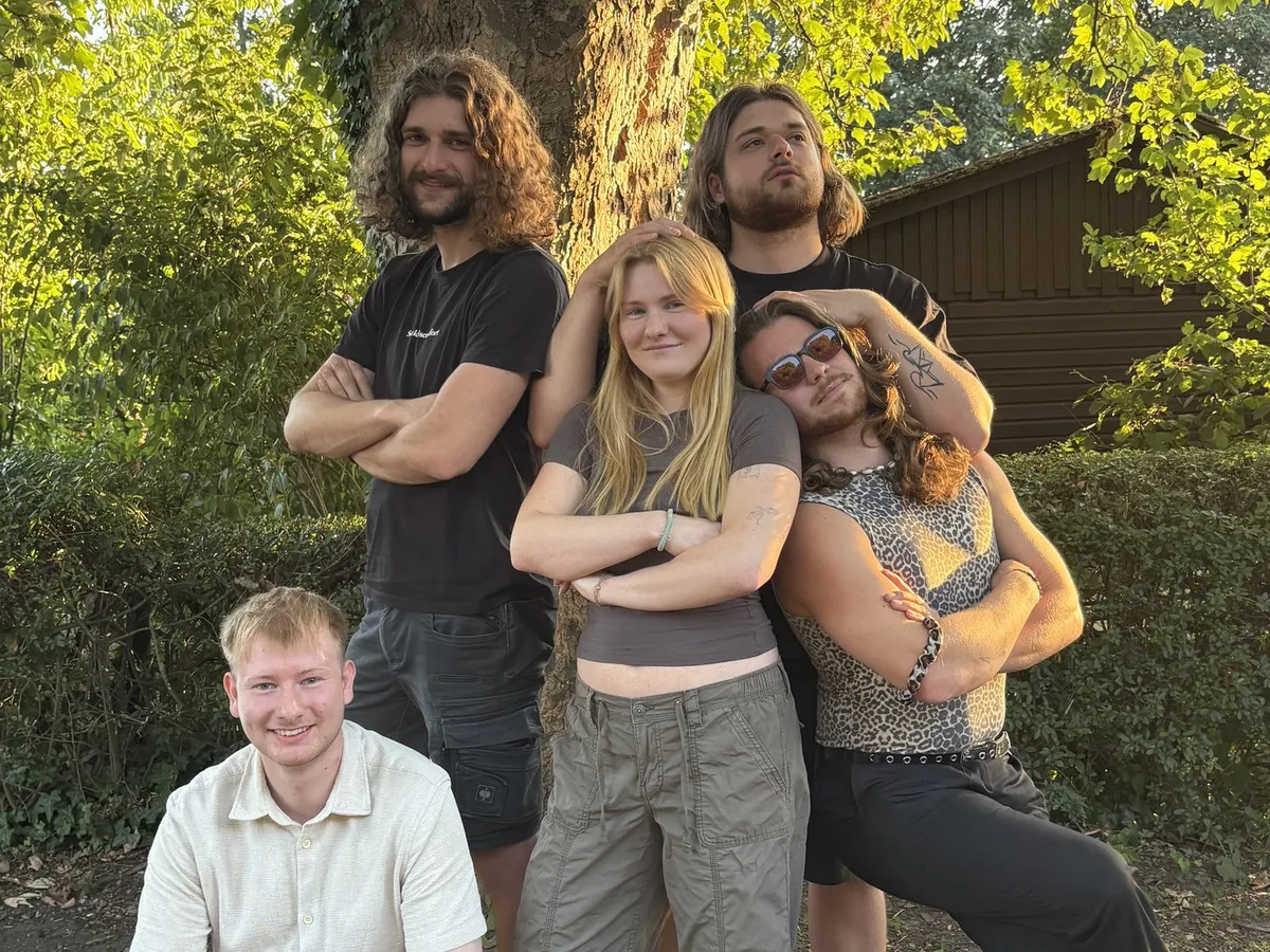 Das Team von Common Ground Systems vor einem Baum